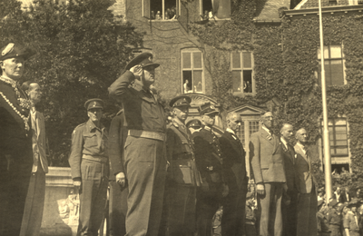 97658 Afbeelding van de aanwezigen op het podium op het Janskerkhof te Utrecht met generaal Foulkes van het 1st ...